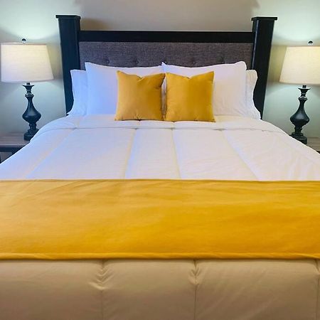 Odyssey On The 5Th - Exquisite Luxury Apt キングストン エクステリア 写真