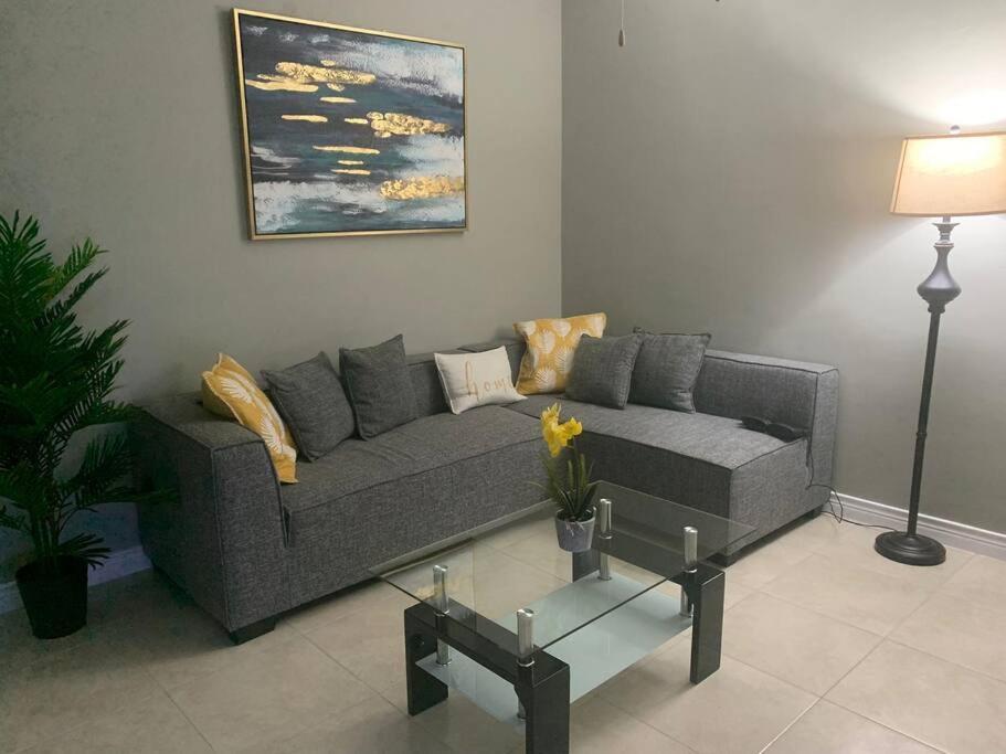 Odyssey On The 5Th - Exquisite Luxury Apt キングストン エクステリア 写真